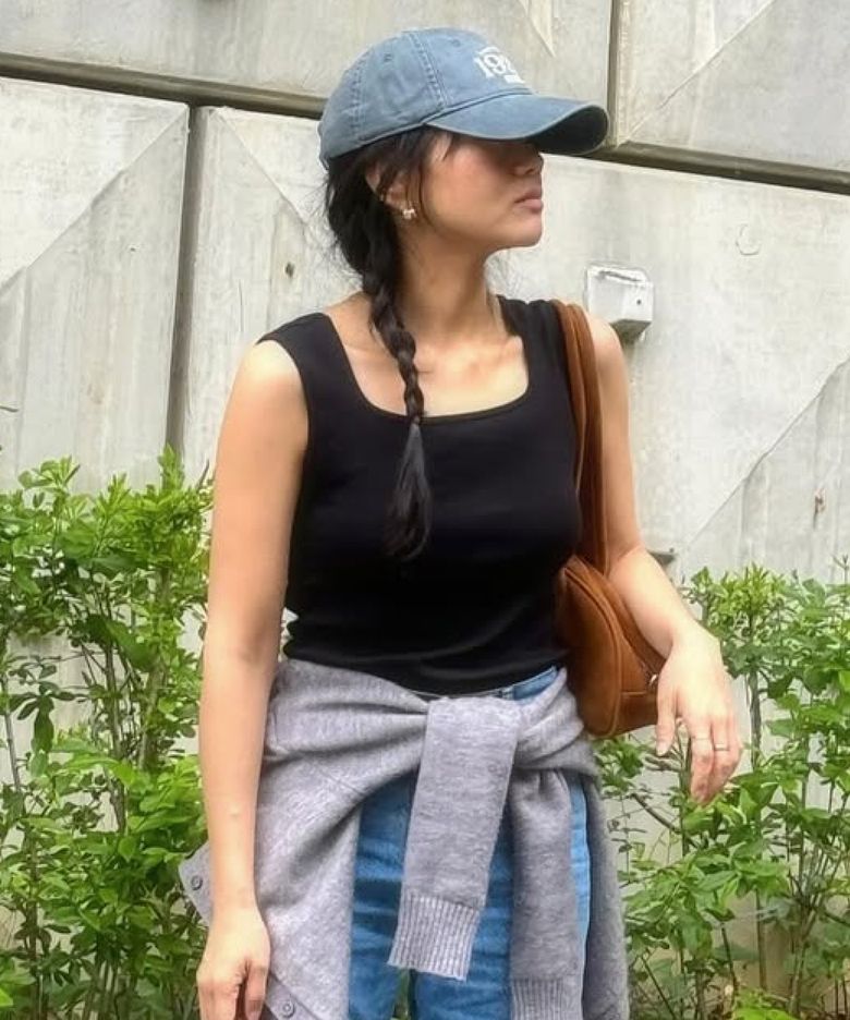 SQUARE NECK SLEEVELESS BLACK