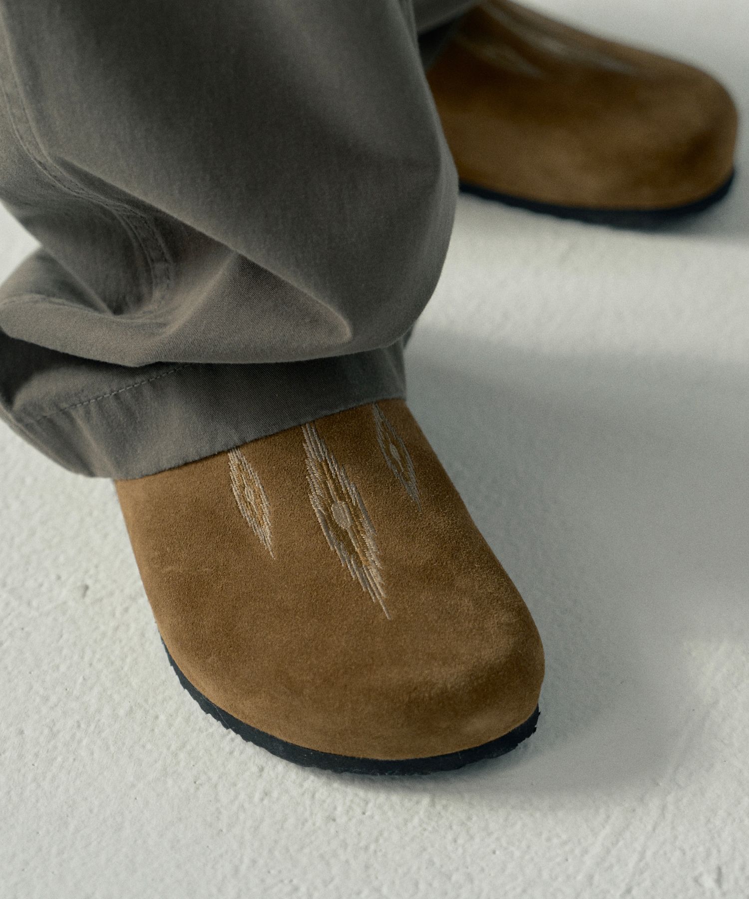MUSINSA | ROMANTIC MOVE Acorn Suede Slide R24B401