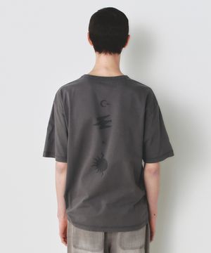 백프린트 심볼 티셔츠 DIM GREY