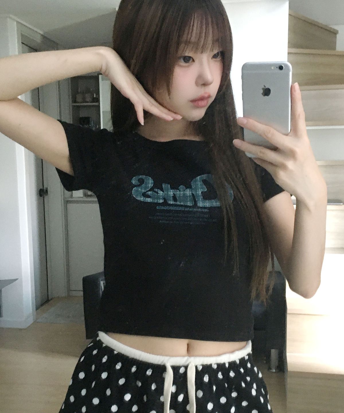 칙스(CHICKS) 체크 패턴 타이포 크롭 슬림핏 반팔 티셔츠 블랙