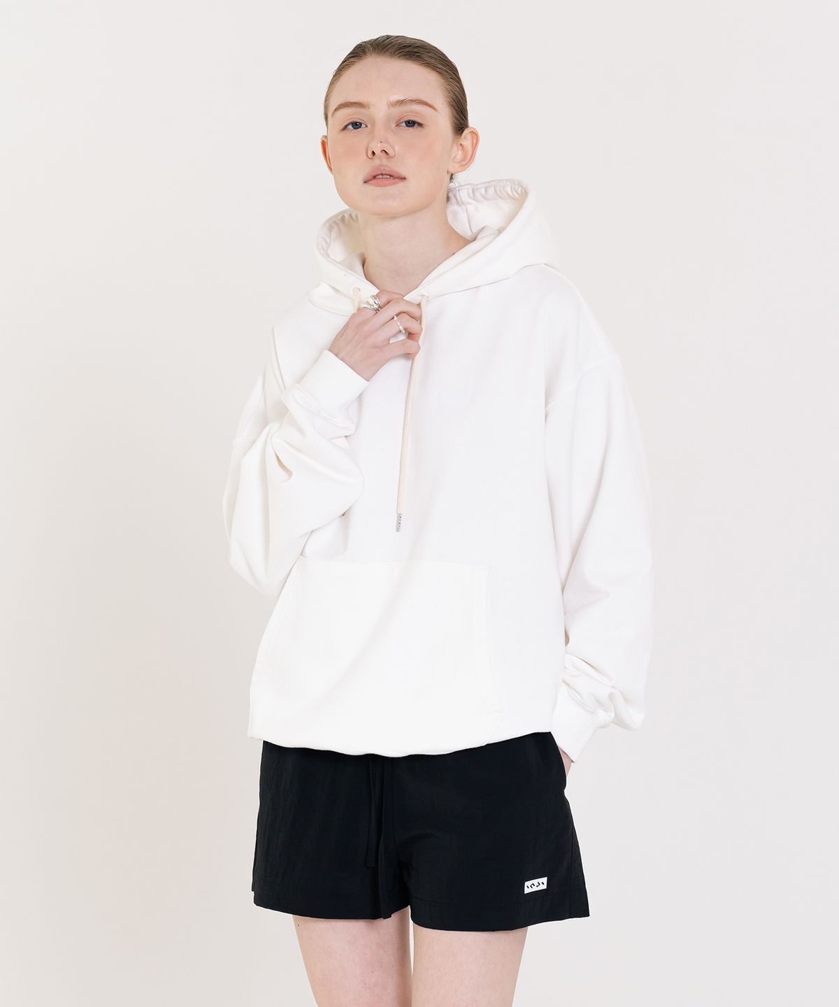 인지액티브(INJIACTIVE) Small Logo Pigment Hoodie 화이트