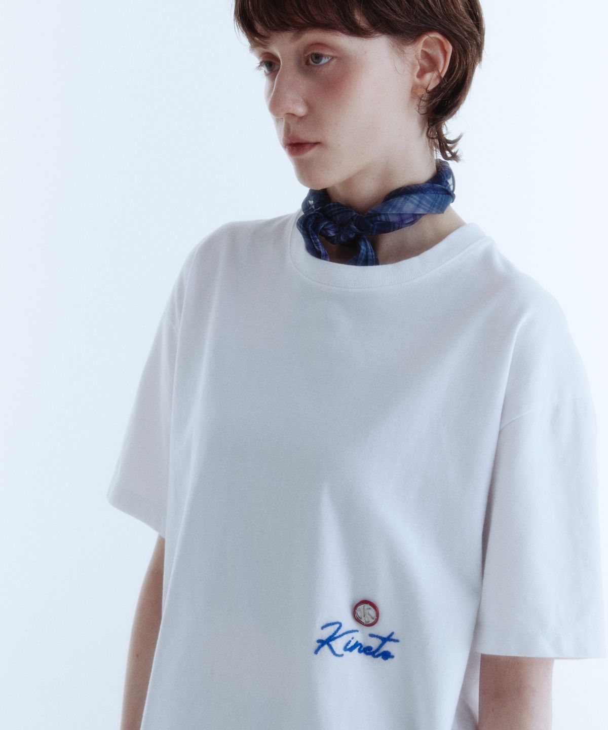 키네토(KINETO) 우먼 클래식 레터링 앰블럼 티셔츠_화이트