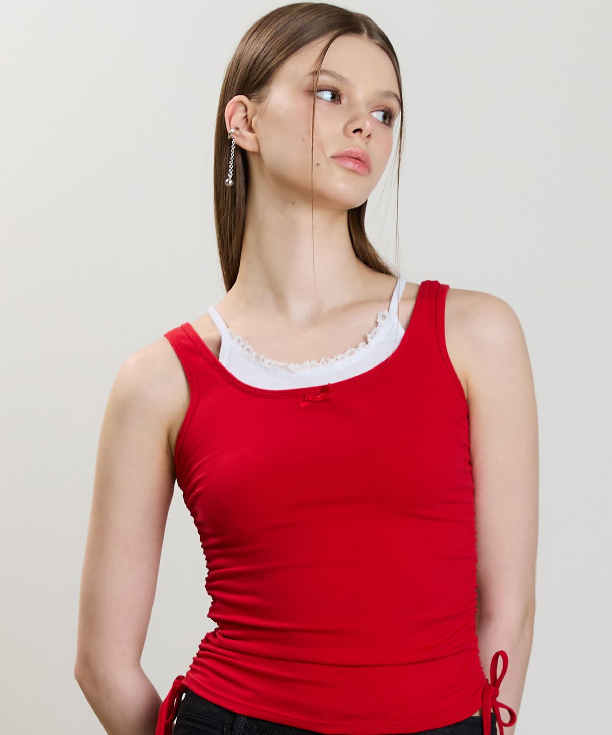 러브이즈트루(LUVISTRUE) SM LAYERED LACE SLEEVELESS(RED)