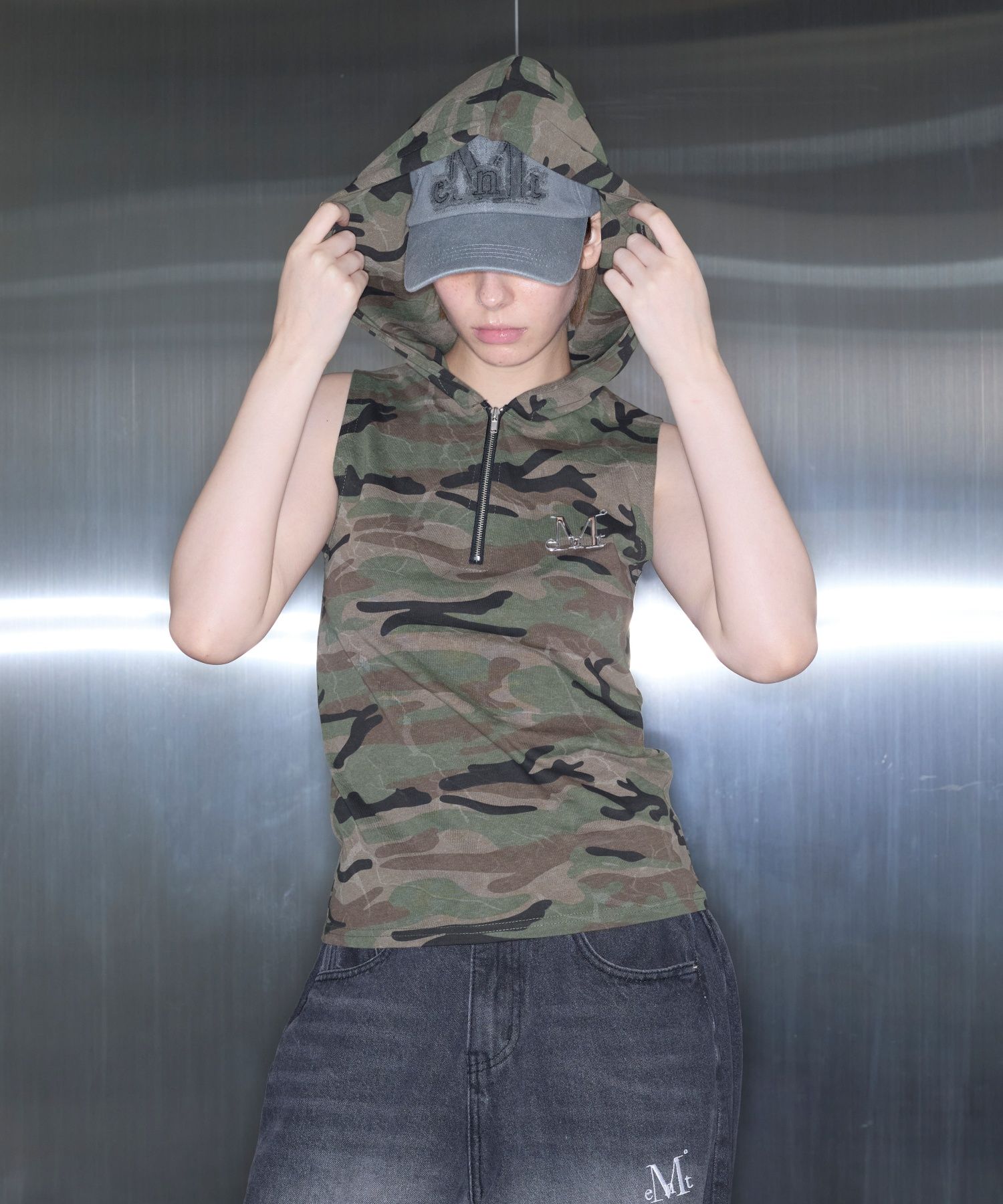【MUCENT】KELLIN CAMO HOOD SLEEVELESS(25年新商品)★韓国人気 MUSINSA公式 | MUCENT Kelin Metal Logo Camo Hooded Sleeveless