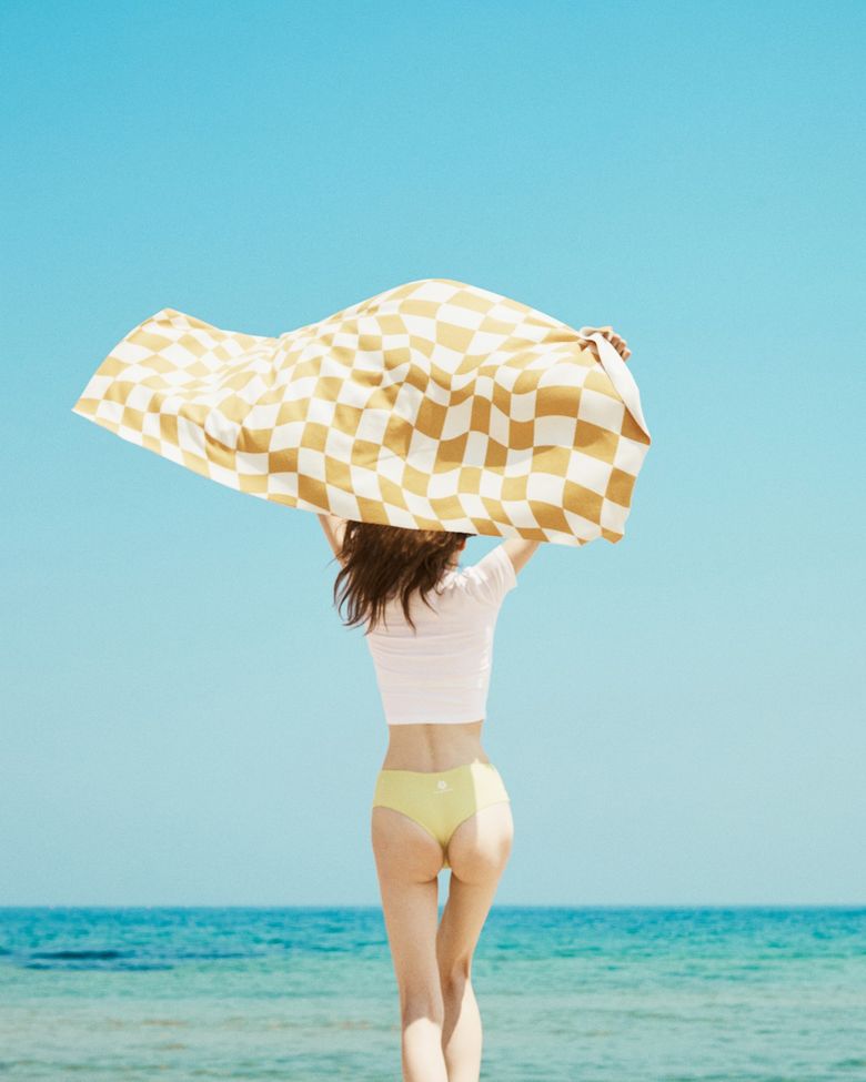 CHECKERED BEACH TOWEL (YELLOW)