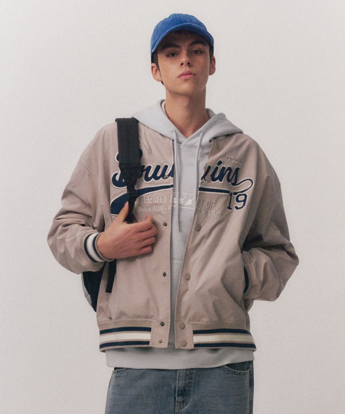 유씨엘에이(UCLA) 남녀공용 로고패치 바시티 재킷[BEIGE](UB3UJ84)
