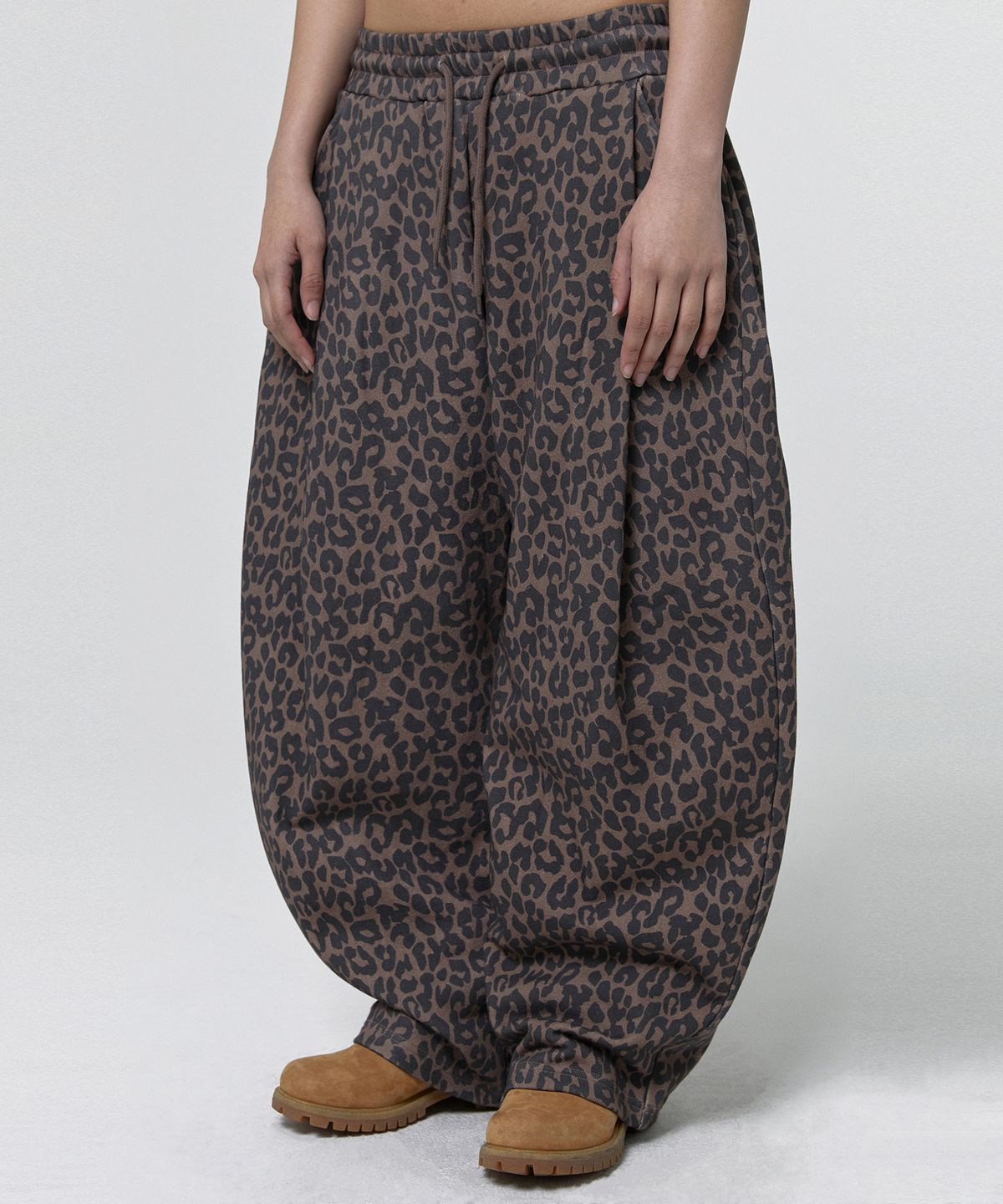 스웨이드(SUADE) TWO TUCK LONG PANTS [LEOPARD]