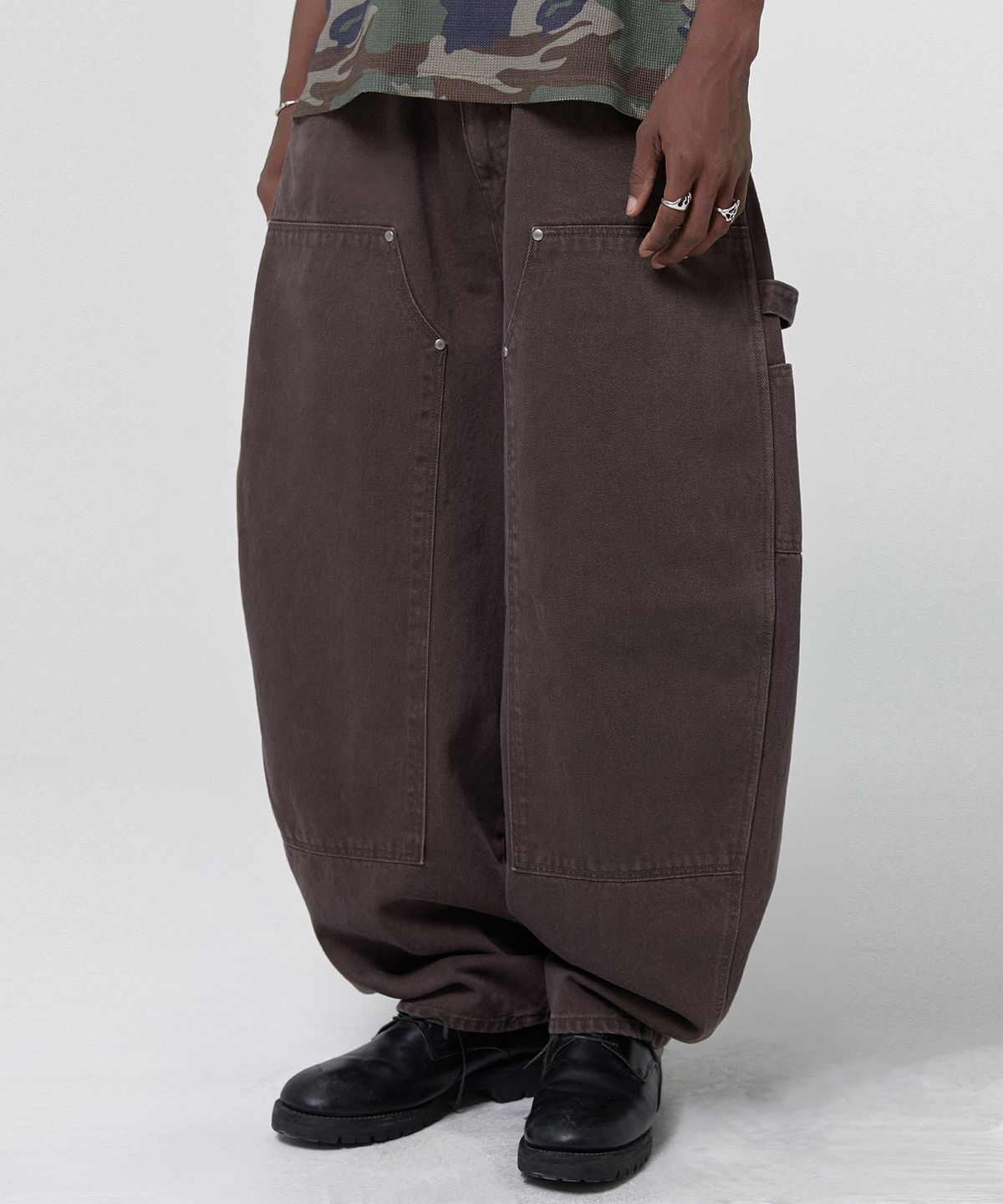 스웨이드(SUADE) CURVED DOUBLE KNEE PANTS [BROWN]