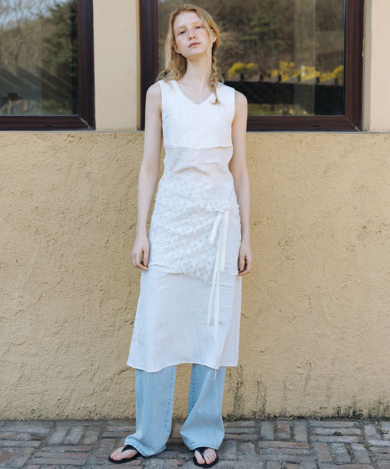 Well v-neck dress (ivory)