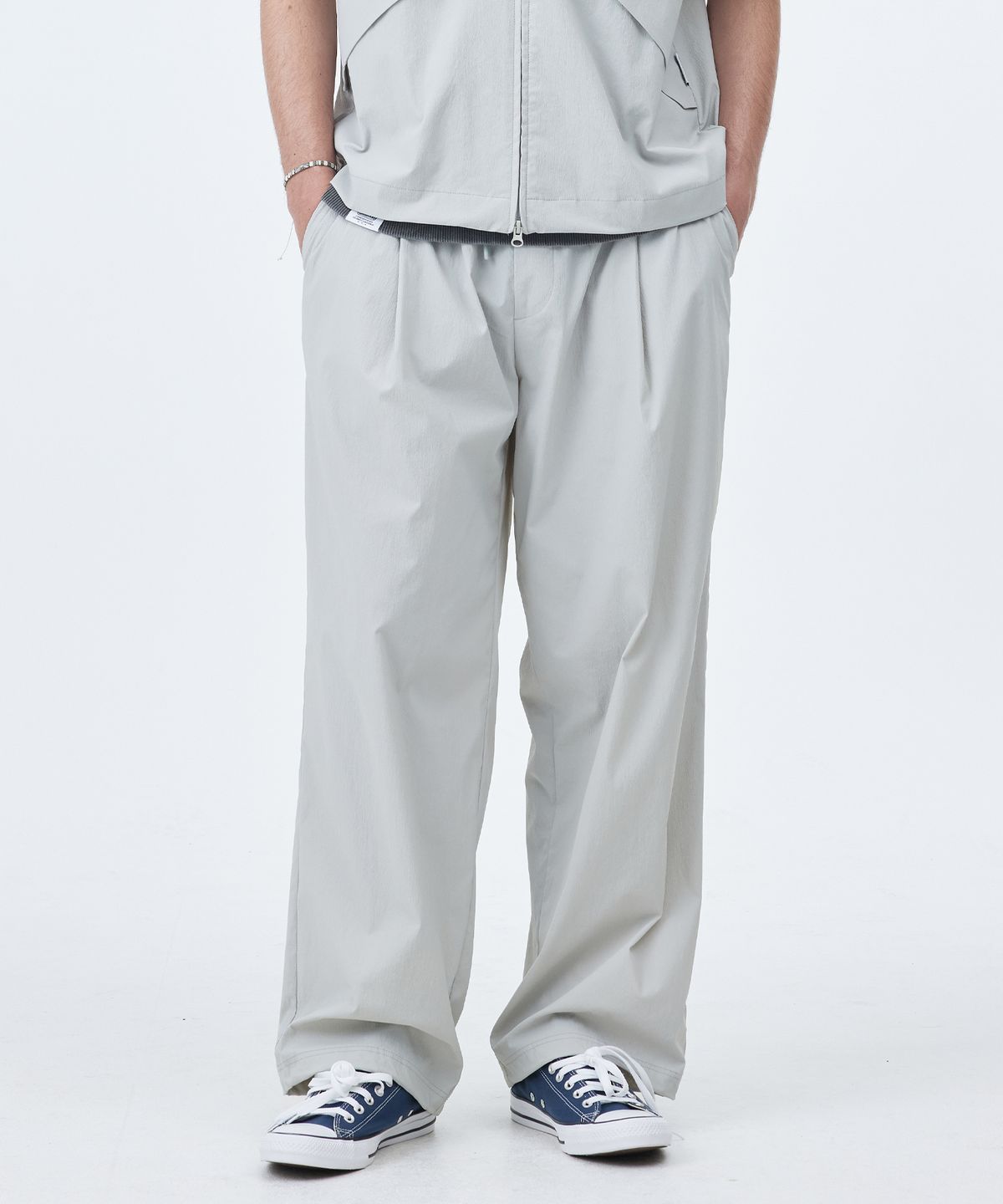 아웃도어 프로덕츠(OUTDOOR PRODUCTS) NYLON ONE-TUCK PANTS (LIGHT GRAY)