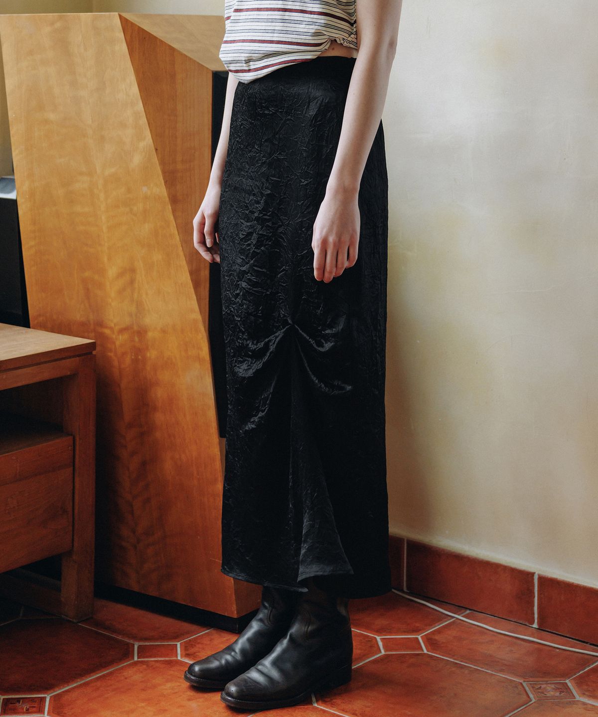앤니즈(ANDNEEDS) Pin satin skirt (black)