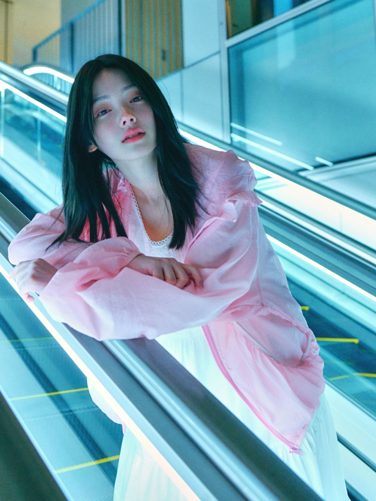 로액슈얼(LO AXUAL) OVERSIZED FRILL HOODED WINDBREAKER_PINK