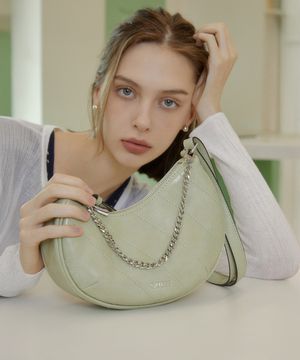 에이미 AMYS 체인 반달 크로스바디백 HP2A3A02