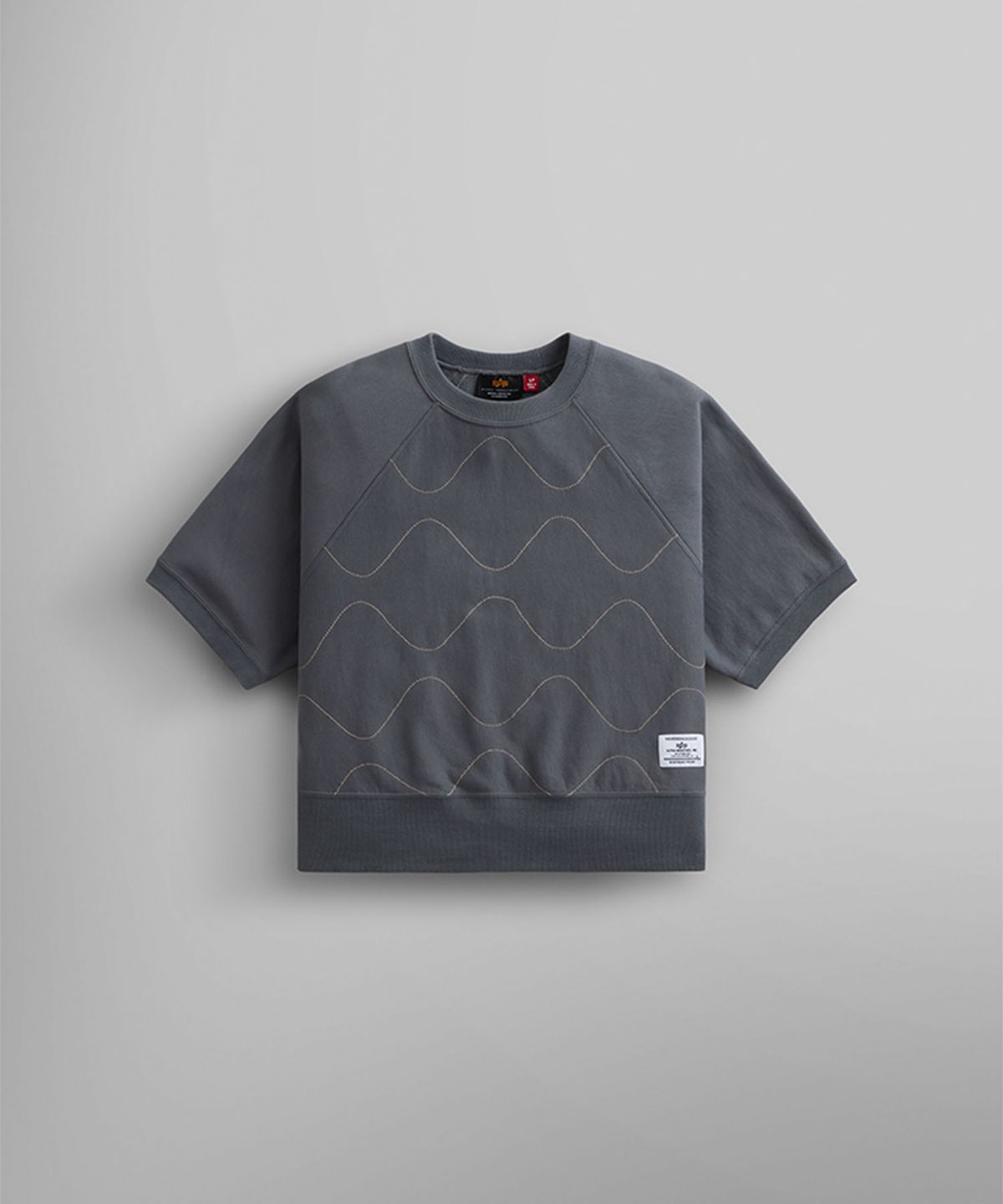 알파 인더스트리(ALPHA INDUSTRIES) 숏 슬리브 퀼티드 스웨트셔츠 우먼 에이크래프트 그레이