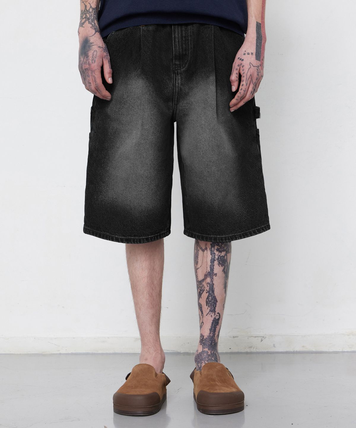 브이투(VTWO) 와이드 카펜터 버뮤다 데님 팬츠 (BLACK)
