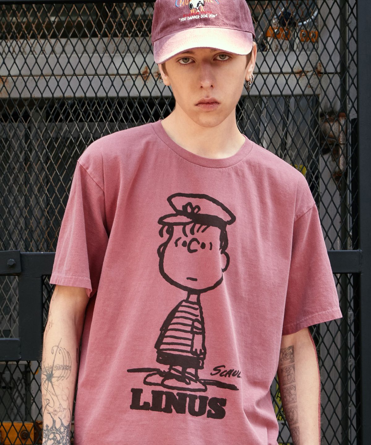 브이투(VTWO) 라이너스 스누피 피그먼트 티셔츠 (BURGUNDY)