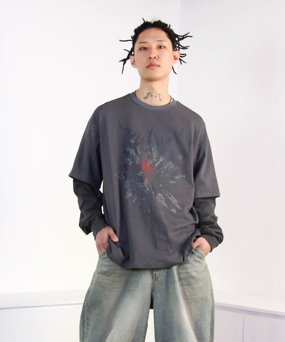 믹쓰제이(MIXXJ) BAT LAYERED LONG SLEEVE (CHARCOAL)