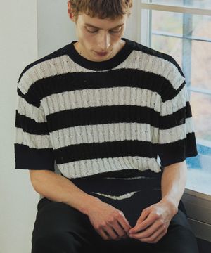 스트라이프 부클 배색 케이블 반팔 니트 [블랙]