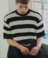 스트라이프 부클 배색 케이블 반팔 니트 [블랙]