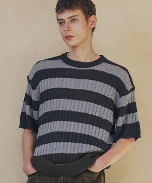 스트라이프 부클 배색 케이블 반팔 니트 [차콜]