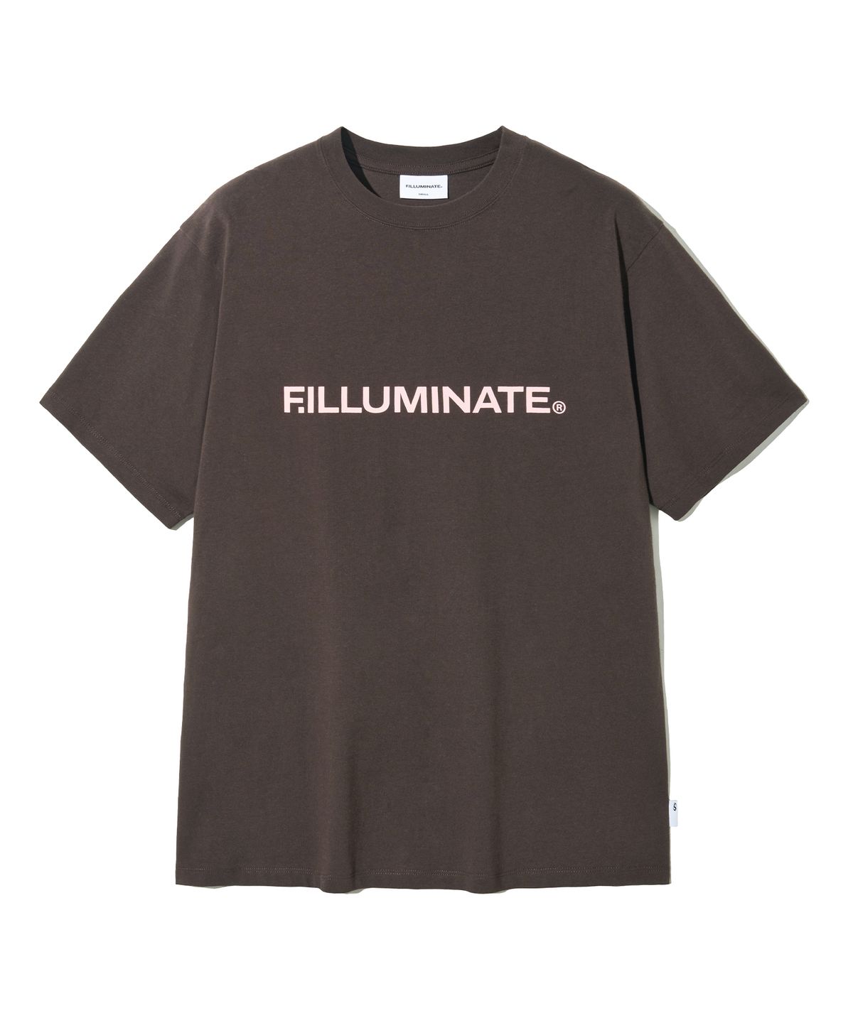 필루미네이트(FILLUMINATE) 시그니처 어센틱 로고 티셔츠-브라운