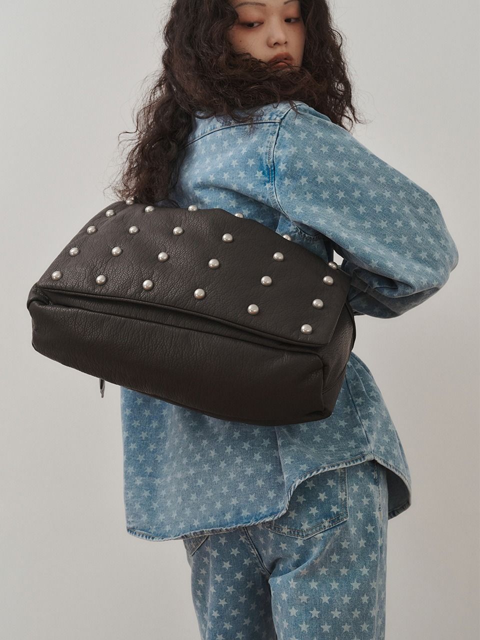 ★PLZPROJECT★ FREAKY STUD LEATHER MESSENGER BAG 2colors plzproject🌐 | FREAKY STUD LEATHER MESSENGER BAG, BROWN 입고