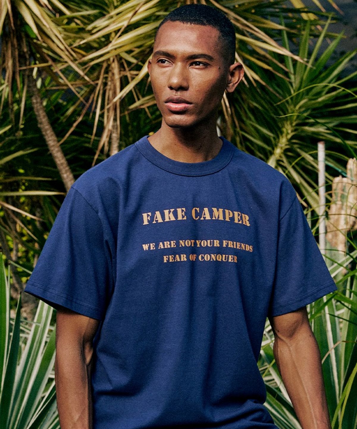 페이크캠퍼(FAKE CAMPER) 프론트 베이직 레터링 반팔티셔츠 [NAVY]