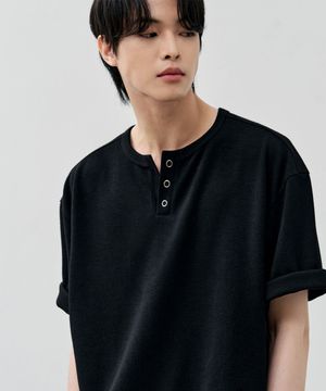 링 스터드 워셔블 헨리넥 하프 티셔츠 [블랙]
