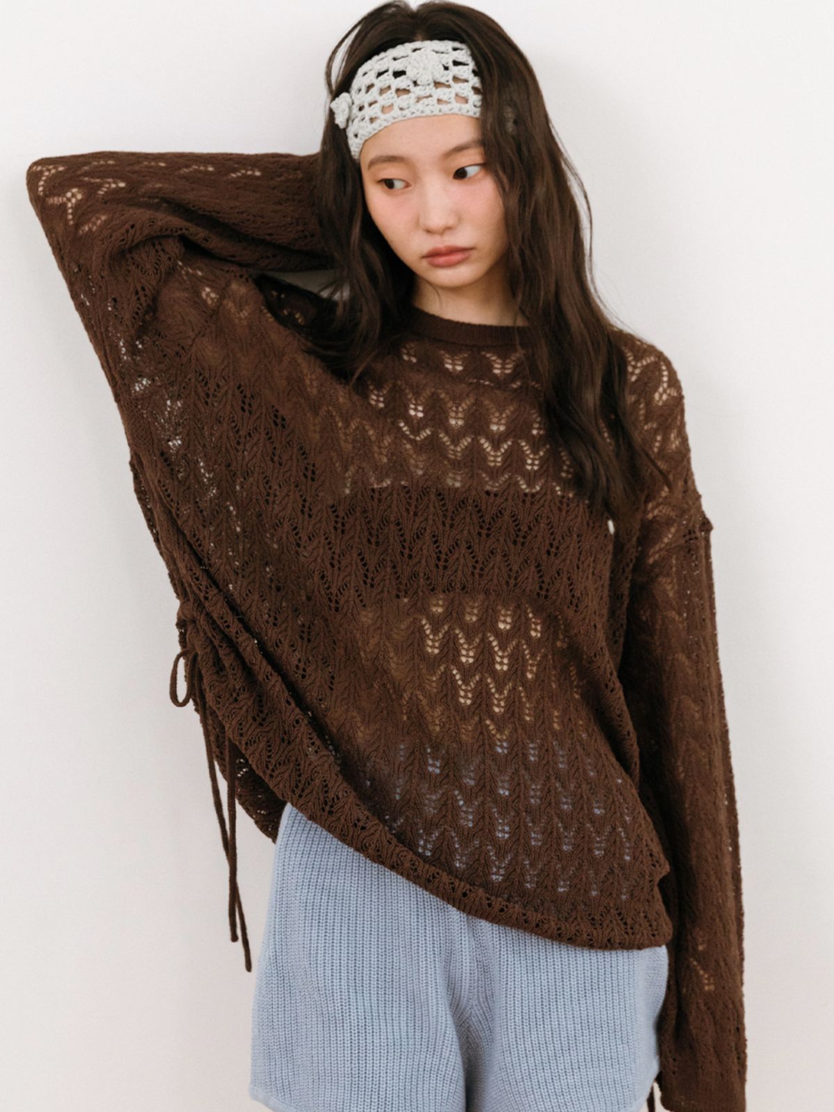 틴닛(TINKNIT) 비치 펀칭 스트링 니트 탑_브라운