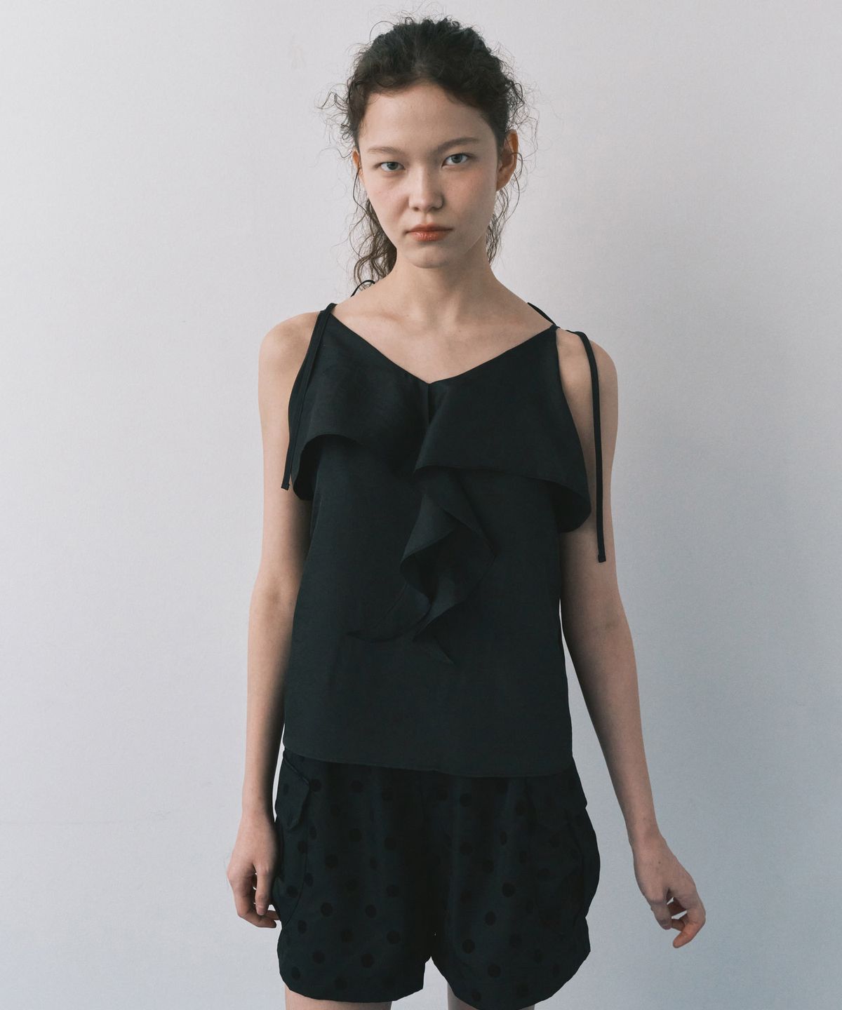 마이스(MAIS) RUFFLE CAMISOLE BLOUSE / BLACK