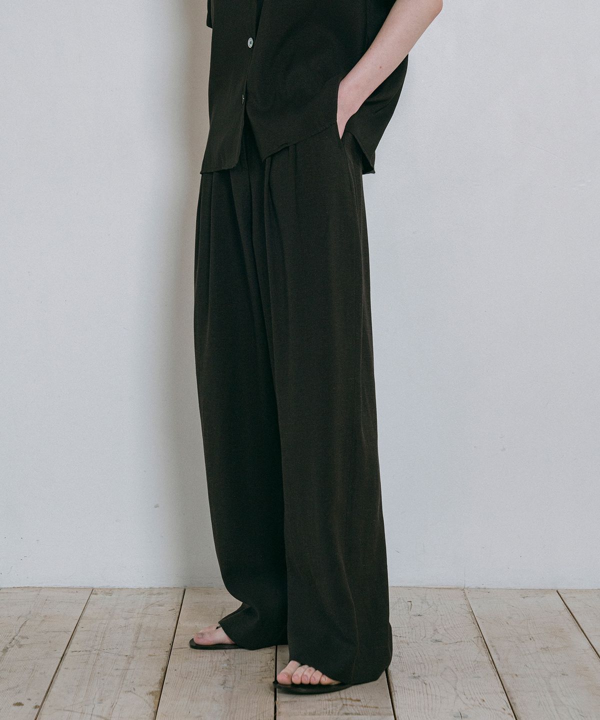 반원 아틀리에(VANONE ATELIER) P3243 릴렉스드 리넨 팬츠_Black
