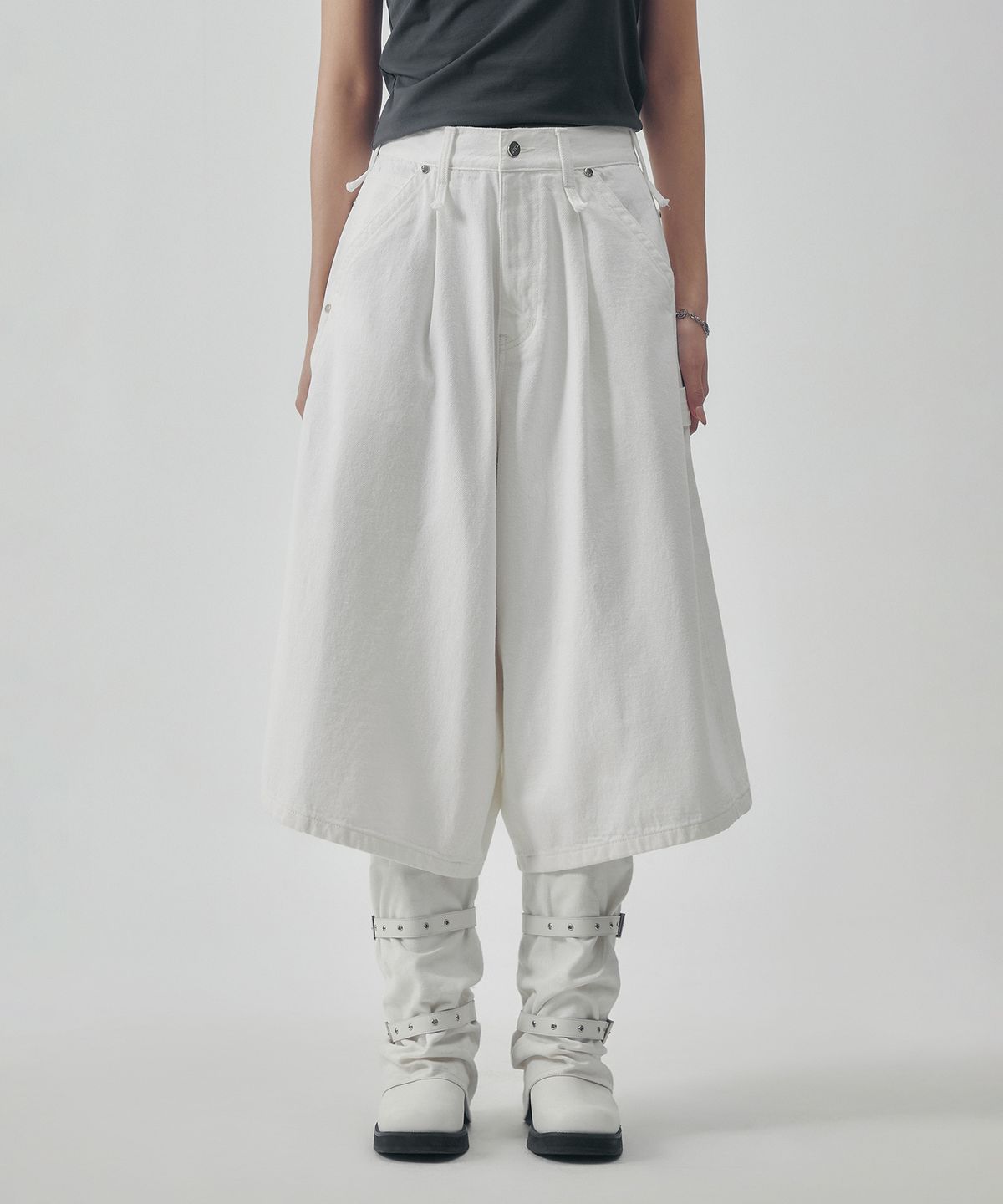 트리밍버드(TREEMINGBIRD) Carpenter-Strap Bermuda Denim Pants [ Ivory ]
