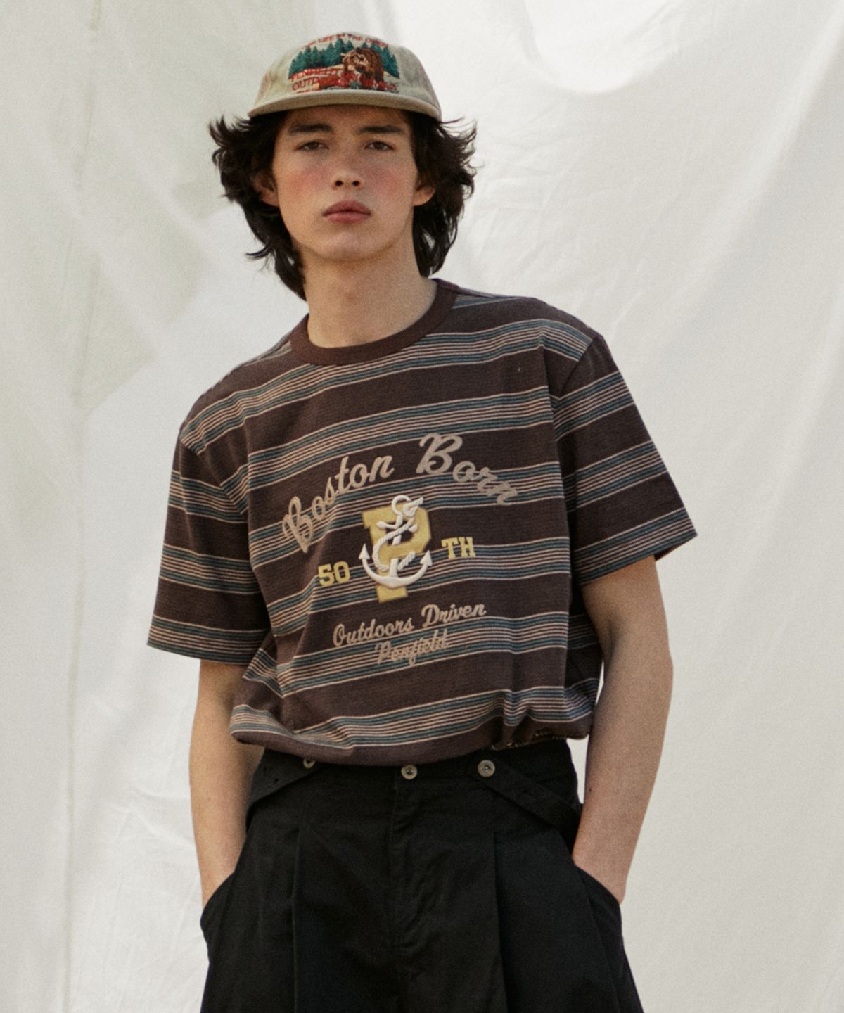 펜필드(PENFIELD) 멜란지 스트라이프 자수 아트워크 반팔티 다크블랙_FR2KT79U