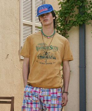 메사추세츠 그래픽 워시드 빈티지 반팔티 머스타드_FR2KT98U