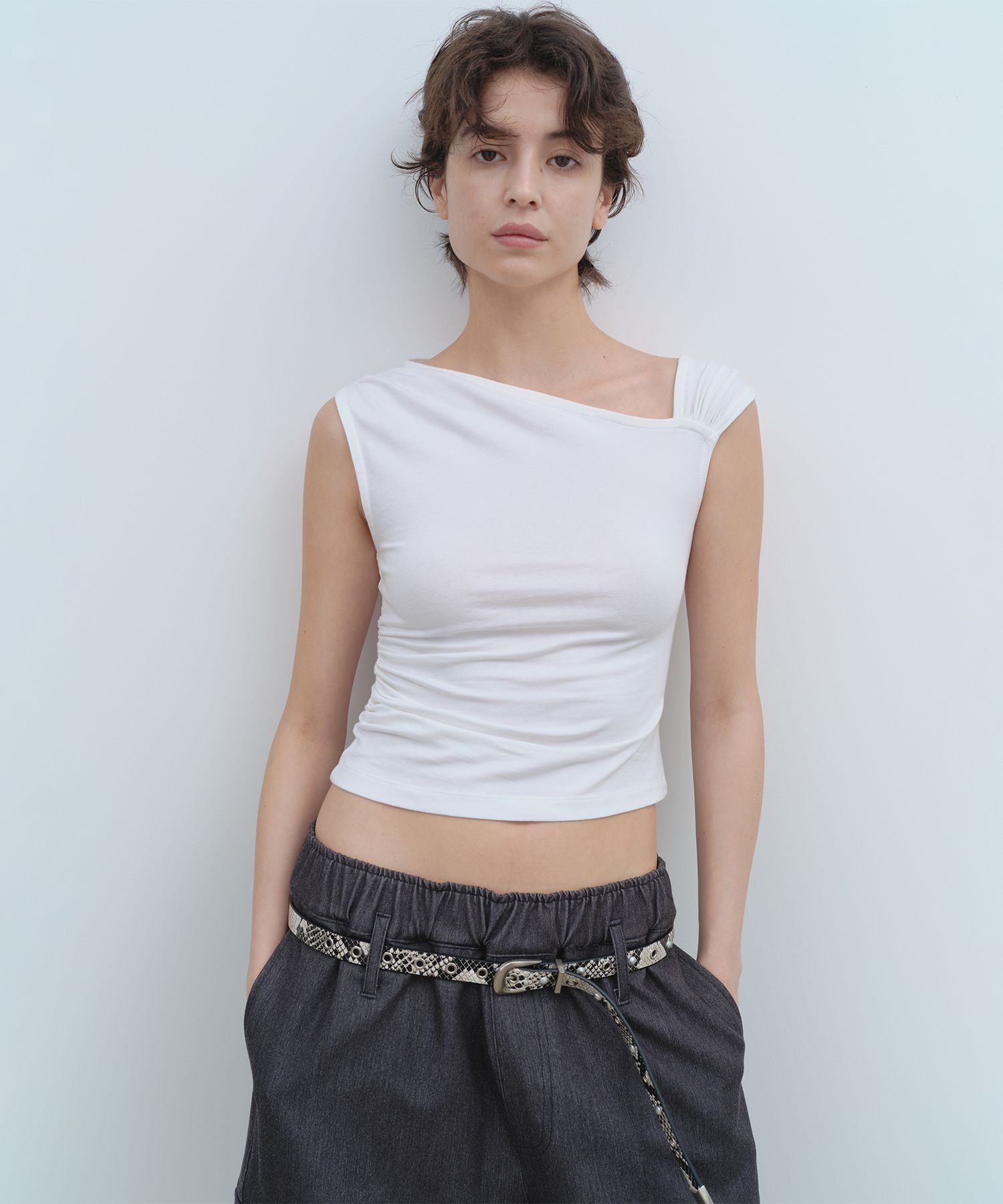 MUSINSA公式 | MILLO WOMEN アシンメトリックシャーリングトップス 