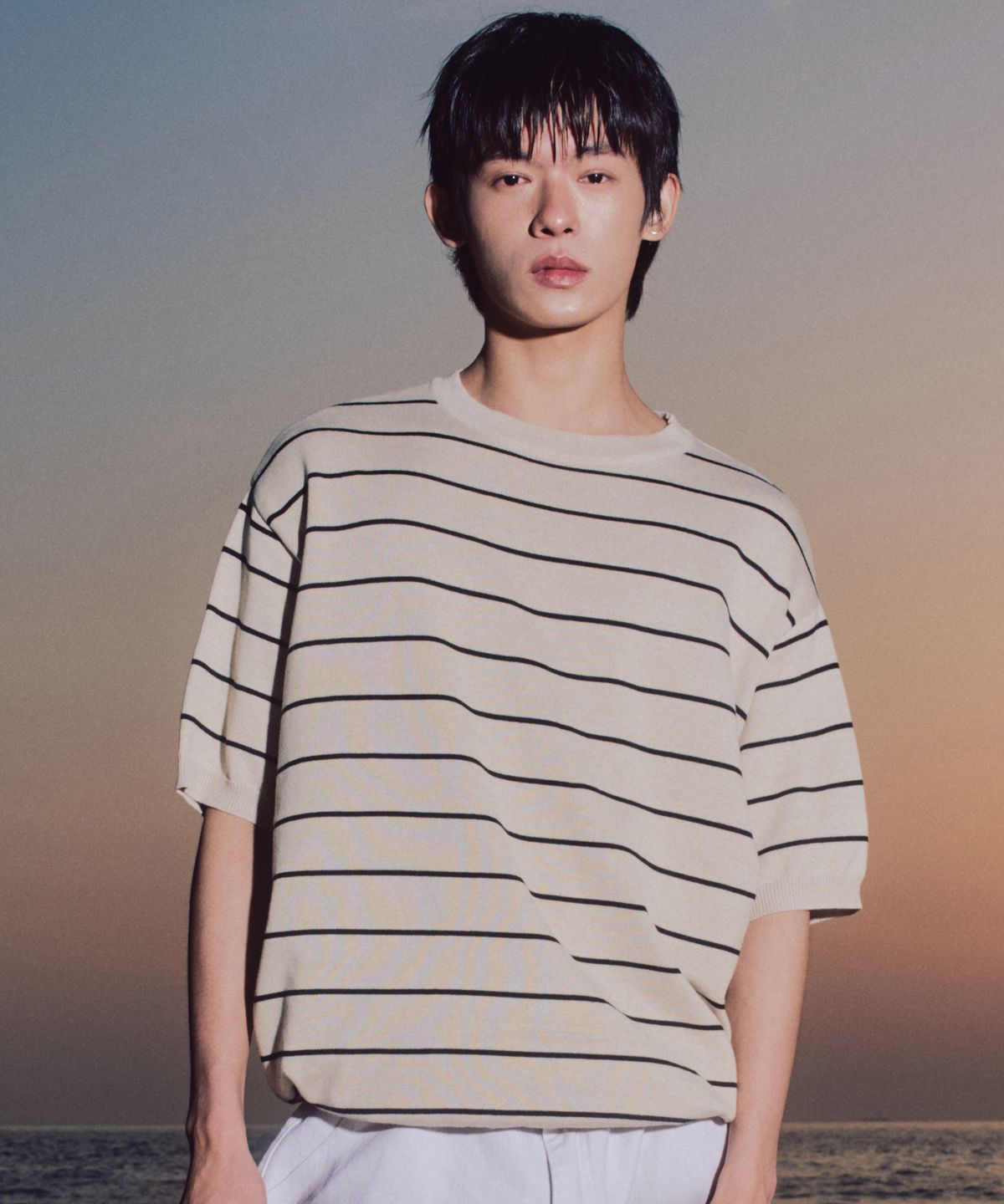엑스톤즈(XTONZ) XTK153 파이드 스트라이프 라운드 반팔 니트 (DUST BEIGE)