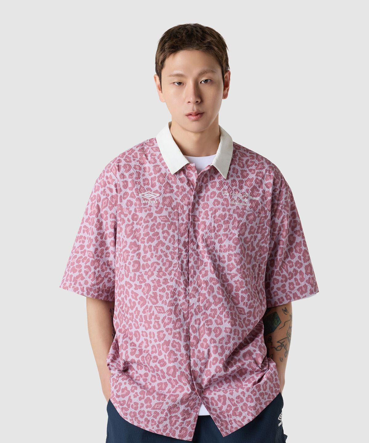 엄브로(UMBRO) 시어서커 반팔 셔츠 레오파드 레드(UQ221CJK65)