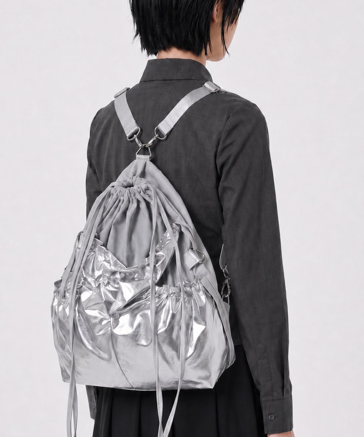 언더컨트롤 스튜디오(UNDERCONTROL STUDIO) 포켓 디테일 탈부착 스트랩 백팩 숄더백 여성 가방 2WAY LAYERED CABBAGE BAG / SILVER METAL LAYER
