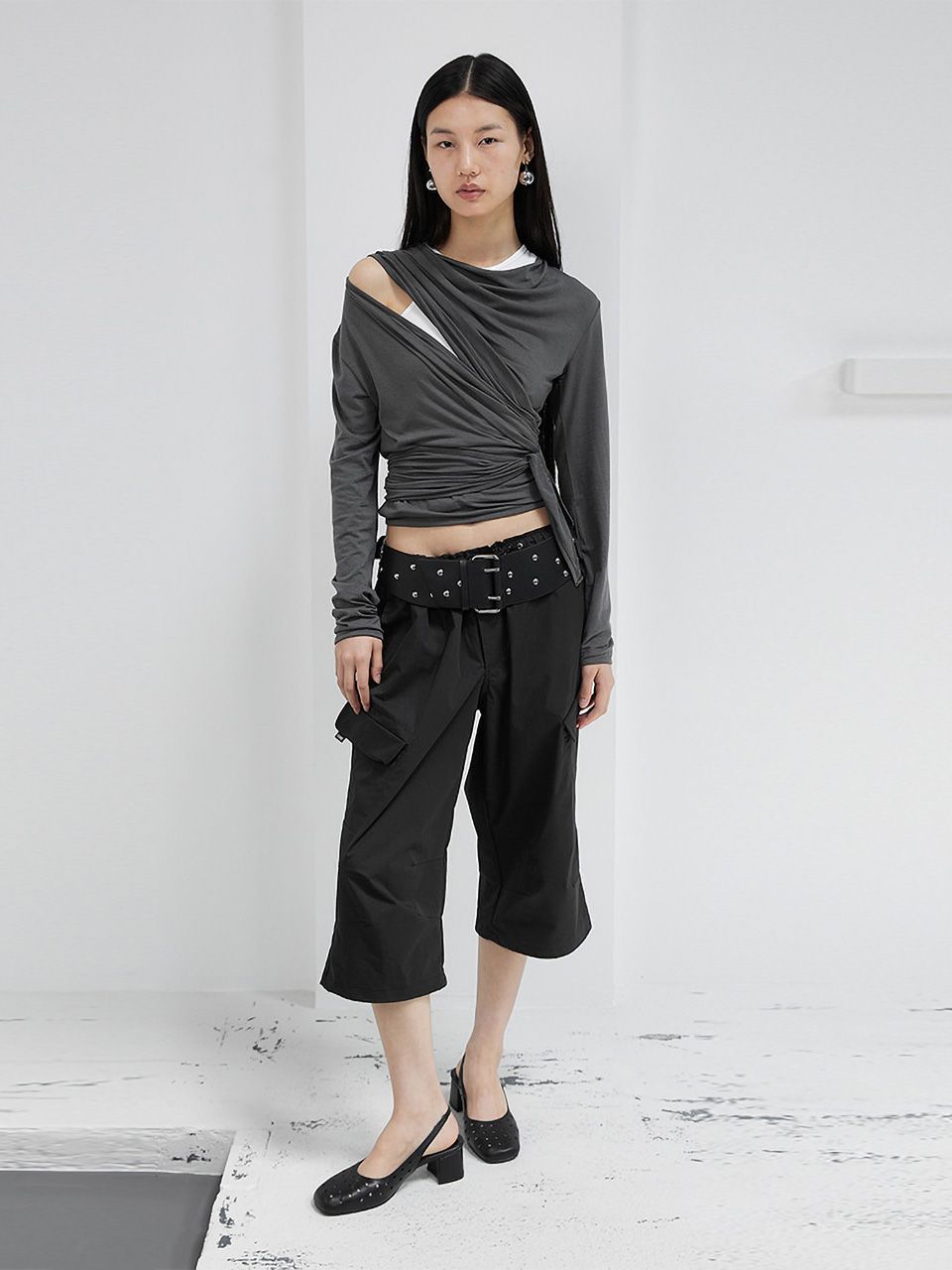 MUSINSA | CERRIC WAIST STRING CAPRI CARGO PANTS / BLACK