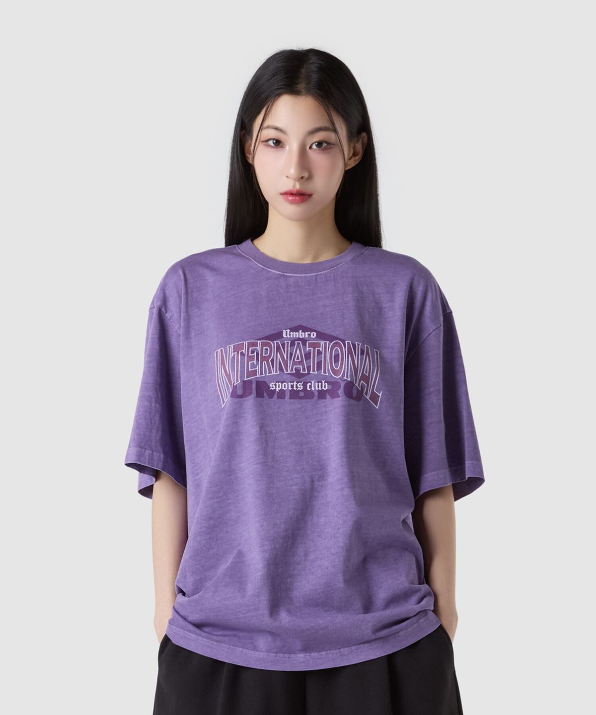 엄브로(UMBRO) HBL 위켄드 훌리건 피그먼트 다잉 레터링 그래픽 반팔 티셔츠 라벤더(UQ221CRS58)