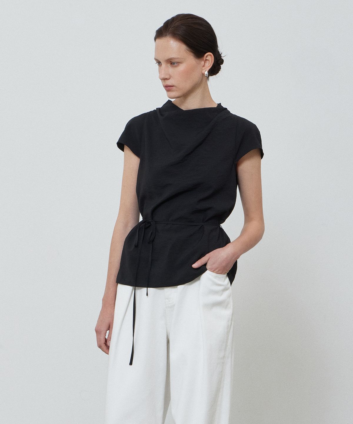 노티아(NOTIA) DRAPE CAP SLEEVE BLOUSE - BLACK