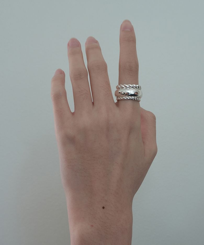 Double twist volume ring