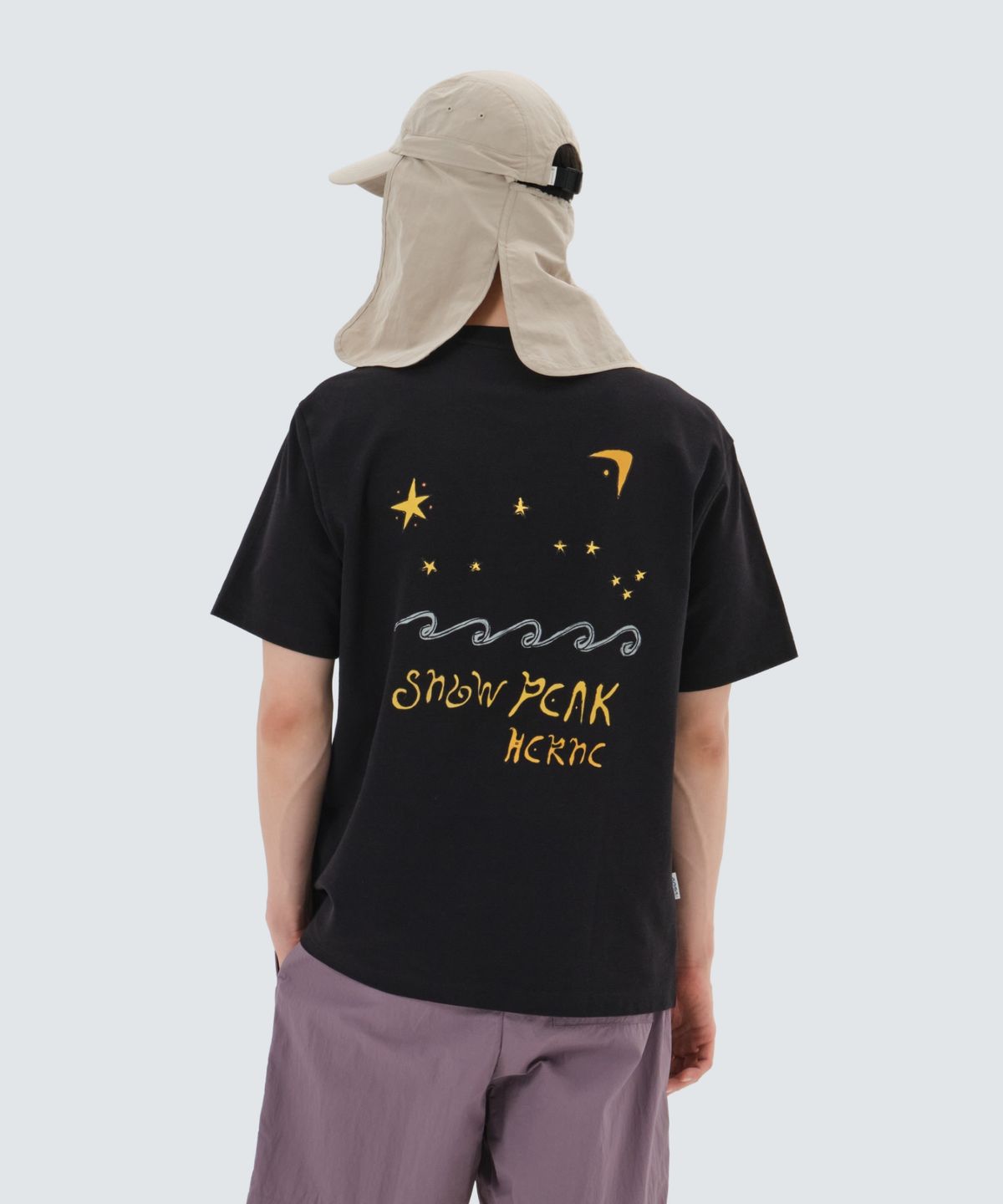 스노우피크 어패럴(SNOWPEAK APPAREL) [스노우피크 X 헤르시] 레터링 반팔 티셔츠 (S25MMFTS38) Black