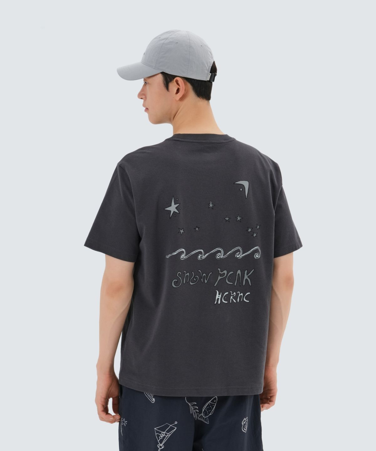 스노우피크 어패럴(SNOWPEAK APPAREL) [스노우피크 X 헤르시] 레터링 반팔 티셔츠 (S25MMFTS38) Dark Charcoal
