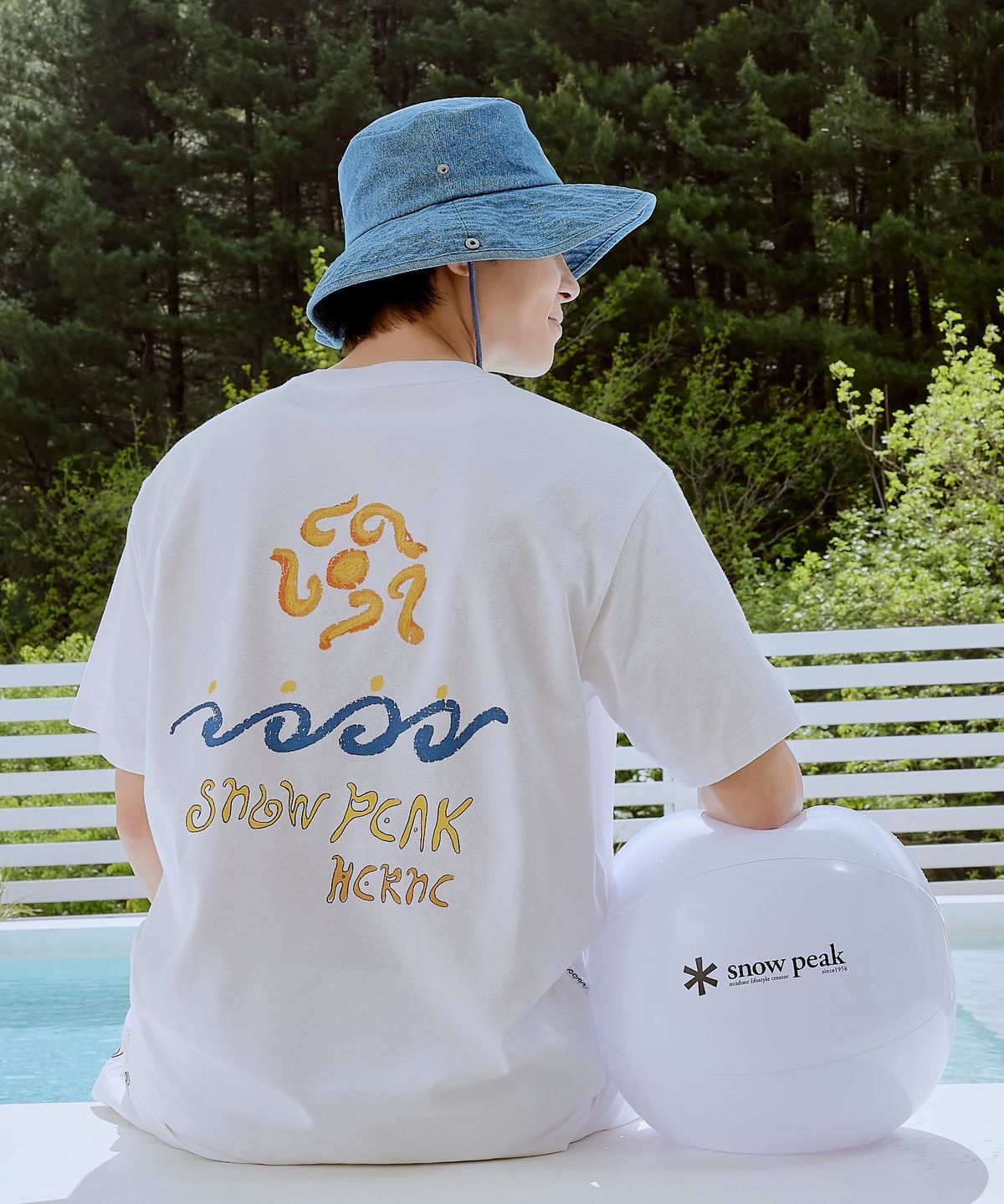 스노우피크 어패럴(SNOWPEAK APPAREL) [스노우피크 X 헤르시] 레터링 반팔 티셔츠 (S25MMFTS38) White