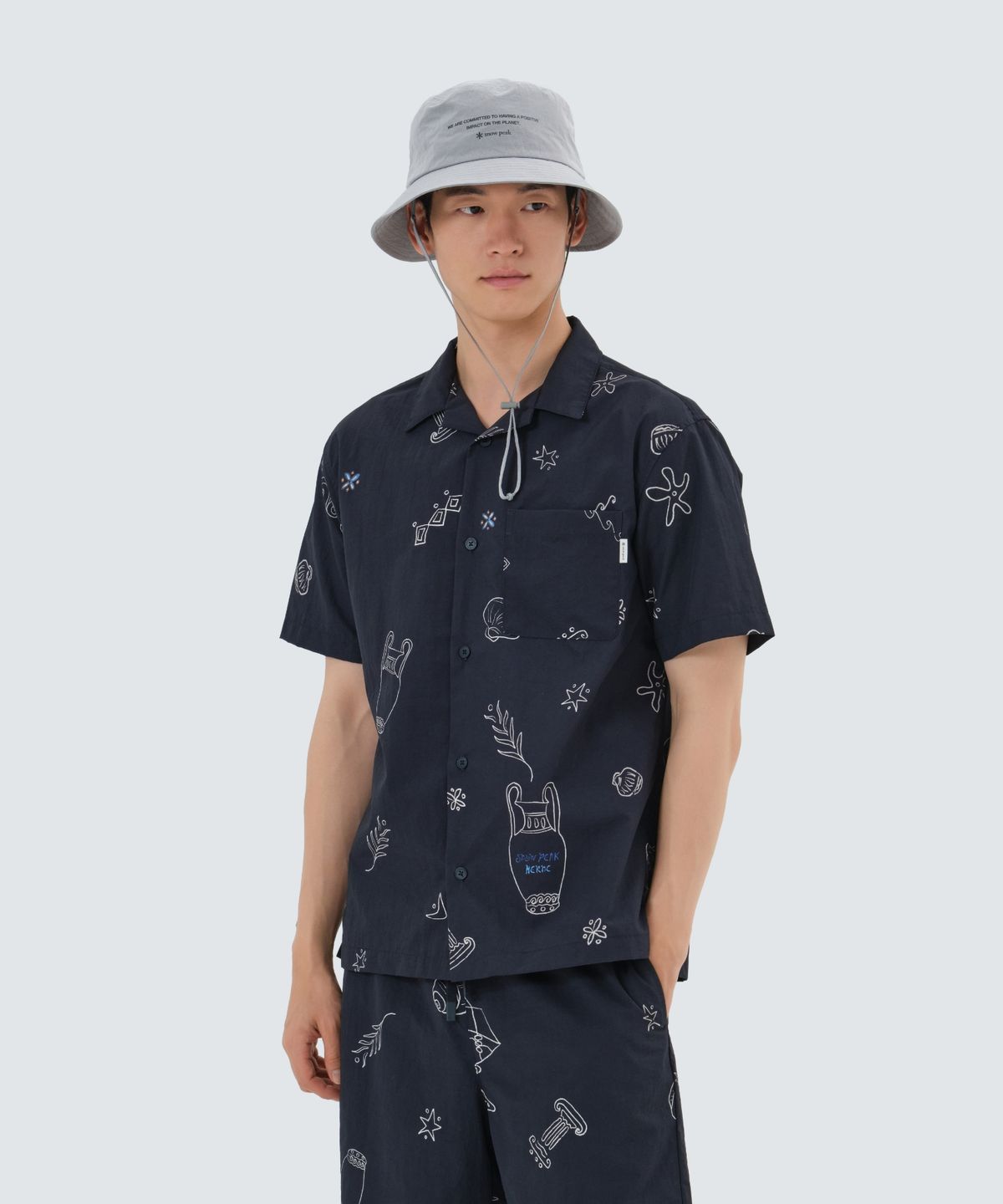 스노우피크 어패럴(SNOWPEAK APPAREL) [스노우피크 X 헤르시] 그래픽 반팔 셔츠 (S25MMWSH38) Navy