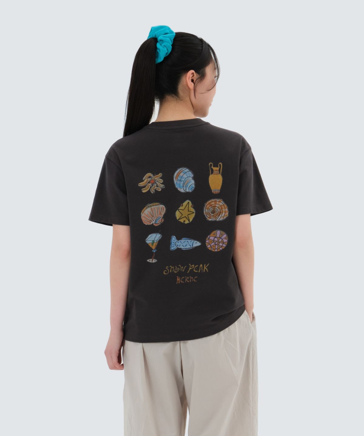 스노우피크 어패럴(SNOWPEAK APPAREL) [스노우피크 X 헤르시] 여성 그래픽 반팔 티셔츠 (S25MWFTS79) Charcoal