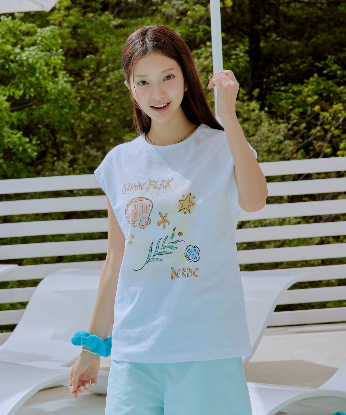 스노우피크 어패럴(SNOWPEAK APPAREL) [스노우피크 X 헤르시] 여성 그래픽 슬리브리스 (S25MWWST59) White