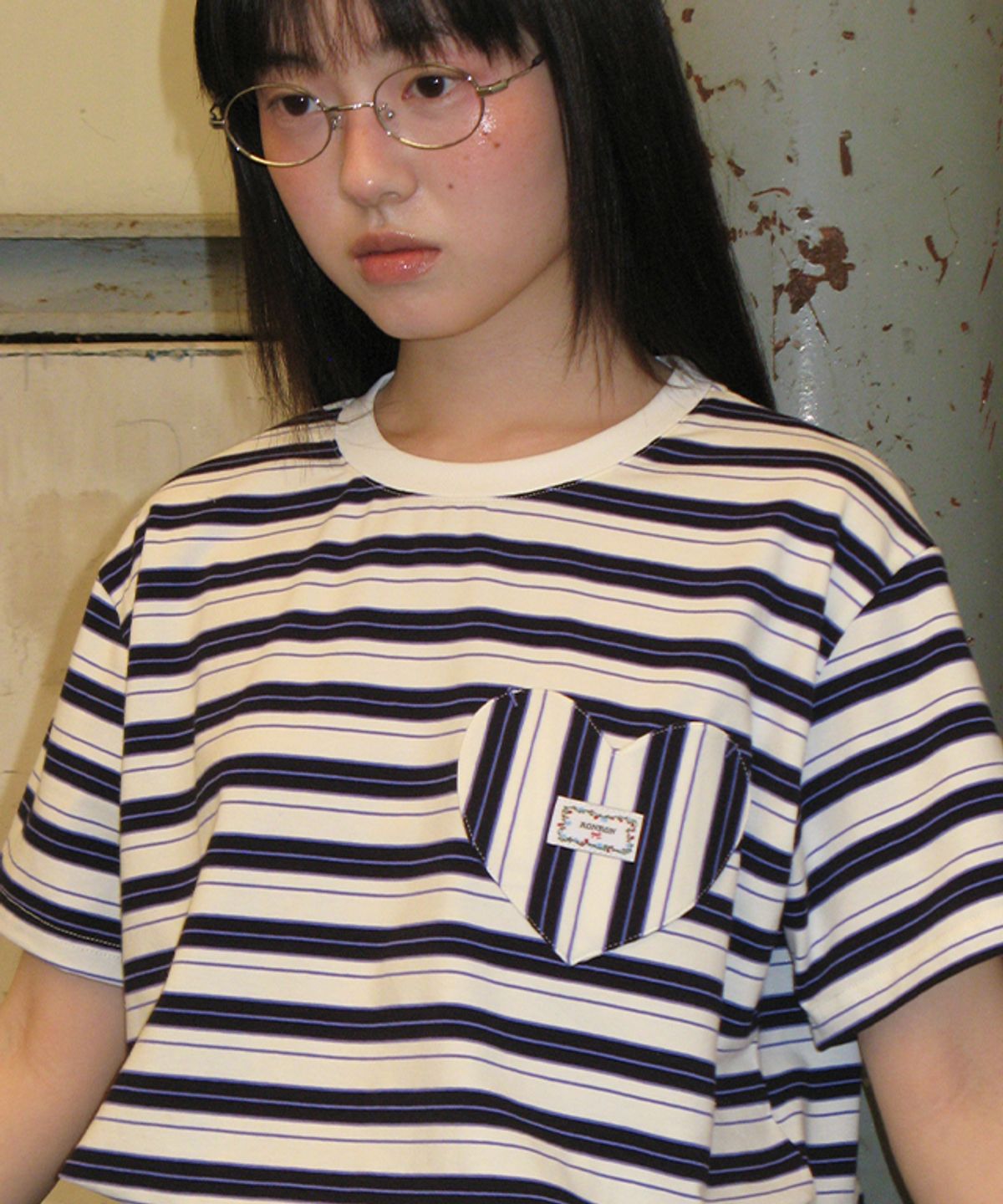 론론(RONRON) MULTI STRIPE HEART POCKET BASIC FIT T SHIRT IVORY BLACK