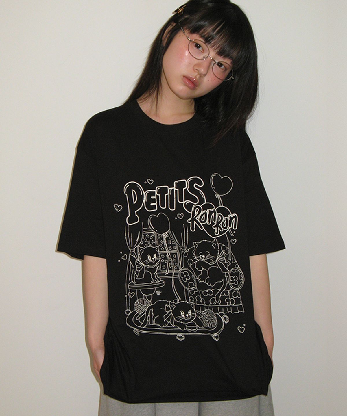 론론(RONRON) PETIT CAT CRACK OVER FIT T SHIRT BLACK
